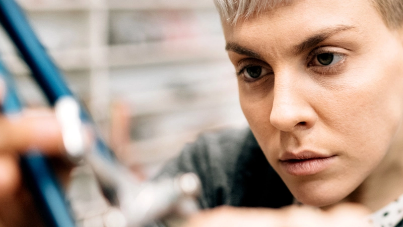 Fahrradmechanikerin an der Arbeit